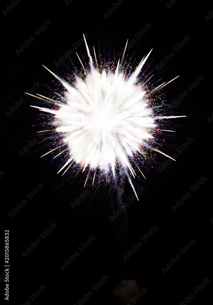 Obraz premium Intense bright white explosion illuminating the dark night sky. Sudden high energy flash from a colorful pyrotechnic display, powder, abstract background, pattern
