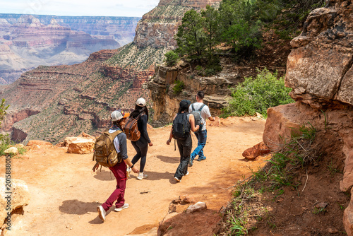 Fotografía Group of hikers trekking bright angel trail in grand canyon national park