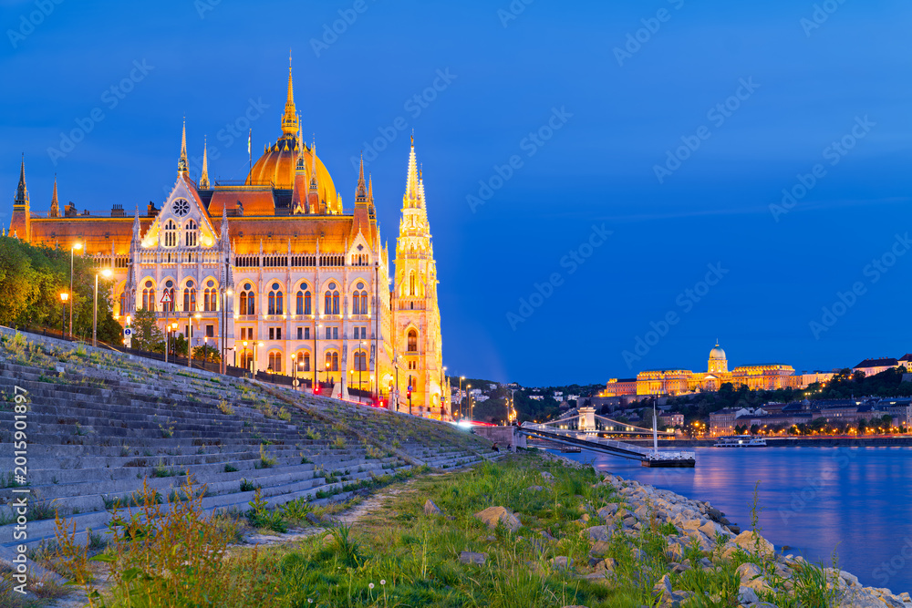 Obraz premium Budapest Parliament building by the river at night