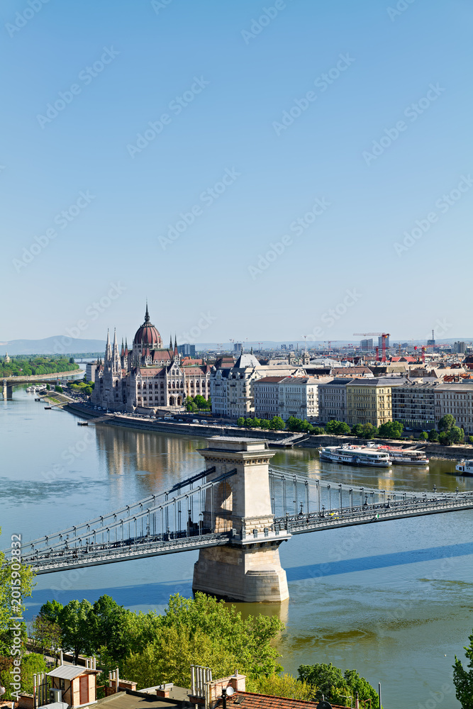Obraz premium Széchenyi chain bridge and parliament, budapest