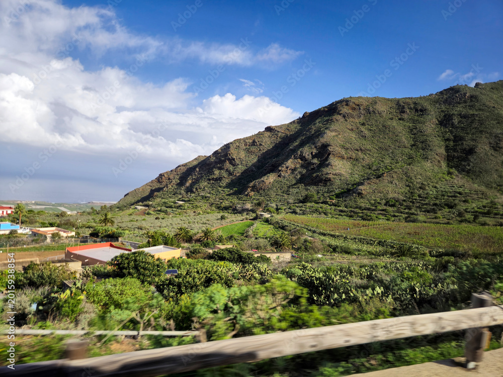 Obraz premium Mountain landscape with lush valley and blue sky