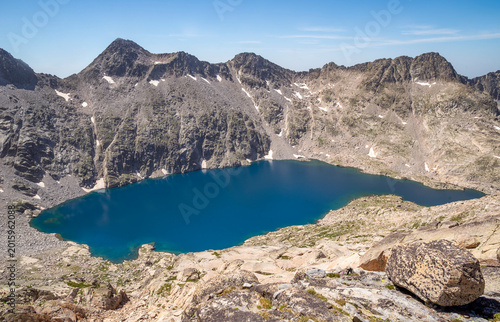 El Ibón de Cregüeña es el lago natural de origen glaciar más grande de todo el Pirineo, situado en el Parque Natural Posets-Maladeta, Valle de Benasque, provincia de Huesca, Aragon, España