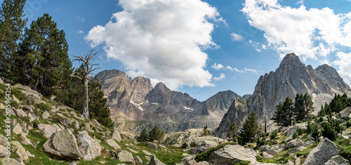 Quadro su tela Vista panorámica de las cimas montañosas en el Valle de Estós, Parque Natural Po