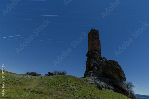 TRAZAS DE ESTRELLAS SOBRE EL CASTILLO DE ZAFRA, CERCA DE LA POBLACIÓN DE CAMPILLO DE DUEÑAS. PROVINCIA DE GUADALAJARA. CASTILLA LA MANCHA. ESPAÑA. EUROPA
