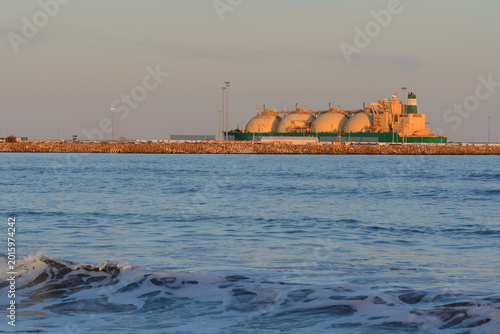 BARCO DE TRANSPORTE DE GAS AMARRADO EN PUERTO