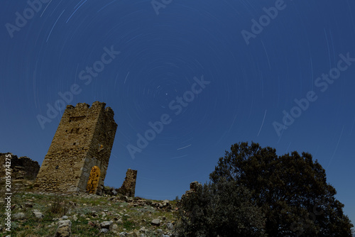 CIRCUMPOLAR DE ESTRELLAS SOBRE EL CASTILLO DE PRADAS, CERCA DE LA POBLACIÓN DE SAN AGUSTIN. PROVINCIA DE TERUEL. ARAGÓN. ESPAÑA. EUROPA