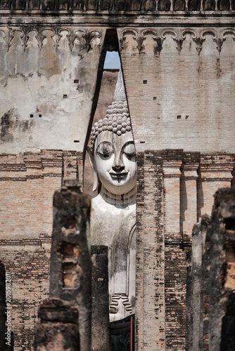Photos Phra Achana, the ancient giant seated Buddha statue inside the mandapa at Wat Si Chum, Sukhothai Historical Park, Thailand