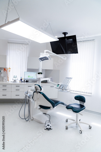 Photos Modern empty dental treatment room with professional medical chair