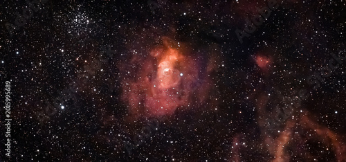 NGC 7635, auch Blasennebel genannt, ist ein Emissionsnebel im Sternbild Kassiopeia, daneben ist der offene Sternhaufen M 52 zu sehen.