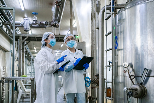 Foto Workers examine tablet in sterile facility