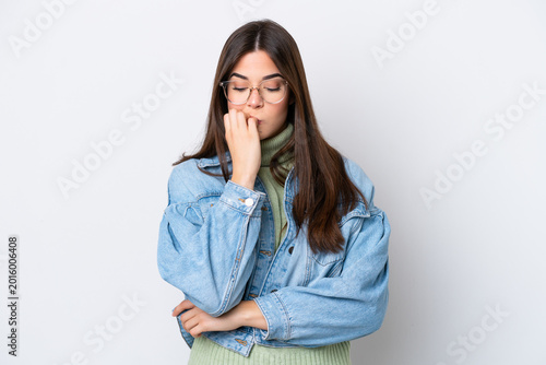 Foto Young Brazilian woman isolated on white background having doubts