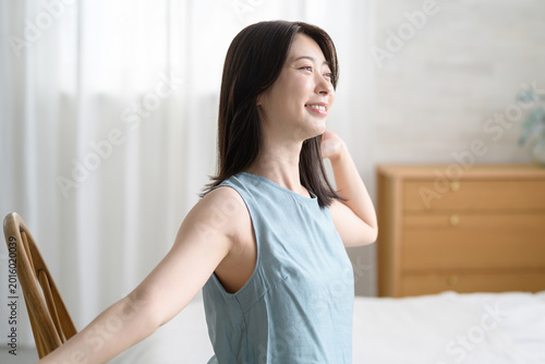 Foto 部屋でストレッチをする日本人女性