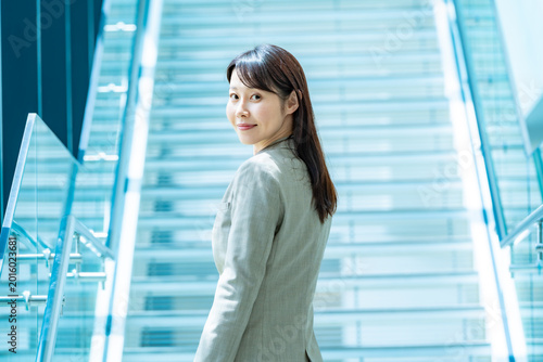 振り返る女性 Free Download 振り返る女性 - GFXLoad