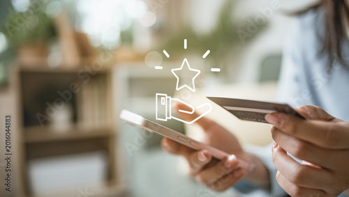 фотографія Customer using smartphone and card with reward icon, representing redeem points, loyalty rewards, cashback offers, digital vouchers and mobile payment benefits