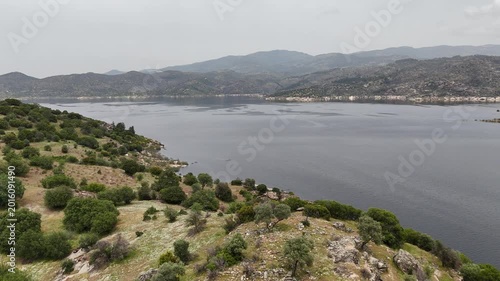 Antik Taş Dağlar ve Gizli Gölün Muhteşem Drone Görüntüleri