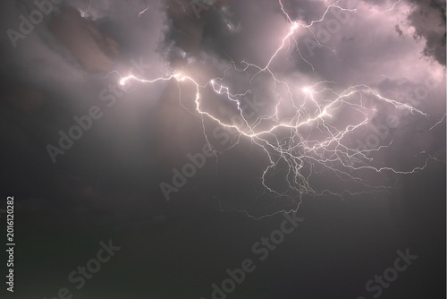 Foto Dramatic lightning strikes illuminating dark stormy clouds at night