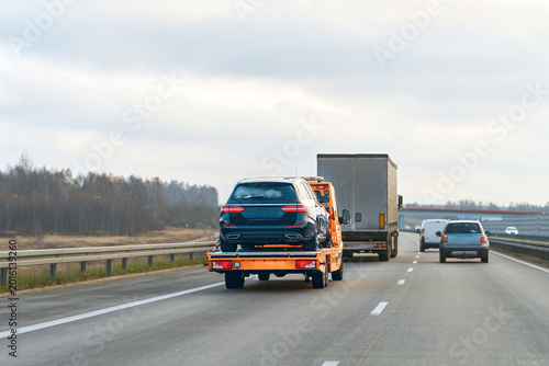 Schilderij op canvas Car breakdown assistance service on a sunny day