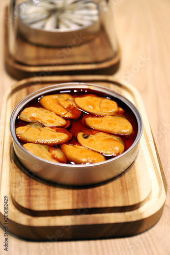 Quadro su tela mejillones en salsa en una lata de conservar gourmet
