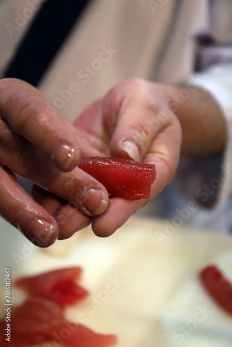 Foto chef experto en sushi elaborando sushi de atún rojo y arroz cocido