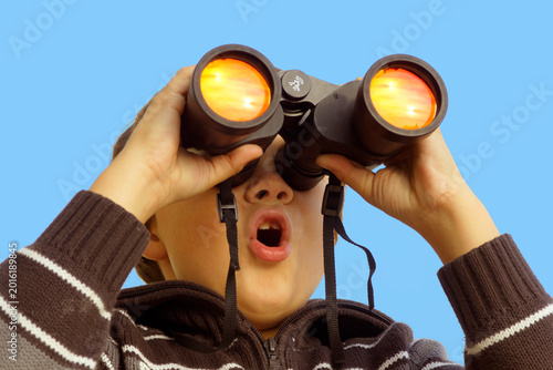 Kleiner Junge schaut durch ein Fernglas
