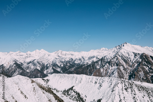 Foto Wide winter panorama of snow covered Peak Galina and the Sayan mountain range ne