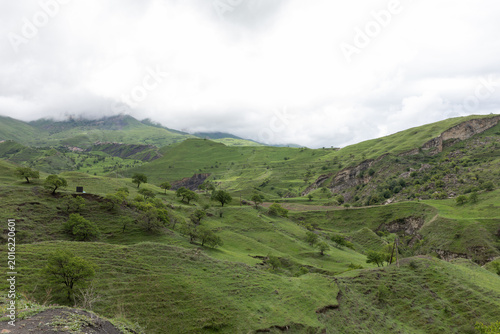 Foto Wide view of the Chokh Terraces with rolling green hills, ravines and scattered