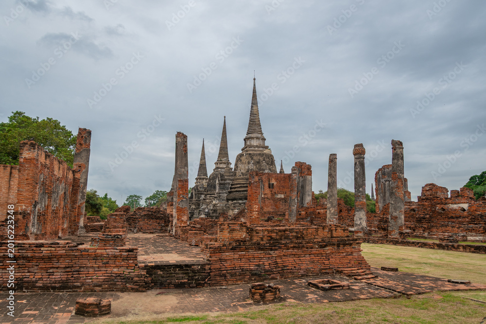 Fototapeta premium View of Wat Phra Si Samphet, a temple in the city of Ayuthaya, Thailand
