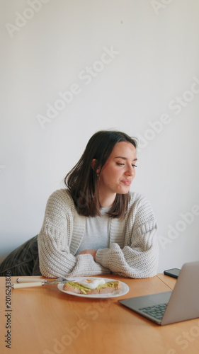 Foto Cozy Home Lunch Break With Laptop And Sandwich