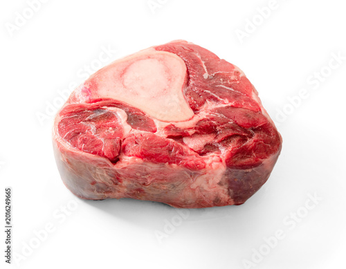 Foto Fresh raw beef shank with a prominent bone, showcasing rich marbling and deep red meat texture on white background