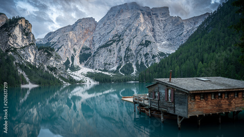 Valokuva Rustic boathouse on turquoise alpine lake with Dolomite mountain reflections