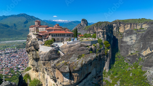 Foto Panoramic Aerial View of Holy Trinity Monastery Perched on a Rock Pillar in Mete