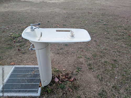 公園の広場に設置されたユニバーサルデザインの水飲み場