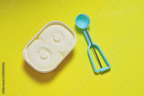 Εκτύπωση καμβά Vanilla ice cream, zenith view and copy space.