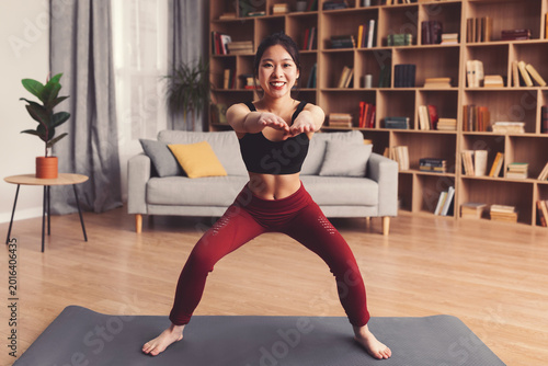 Fotografía A woman performs squats in a room designed for exercise