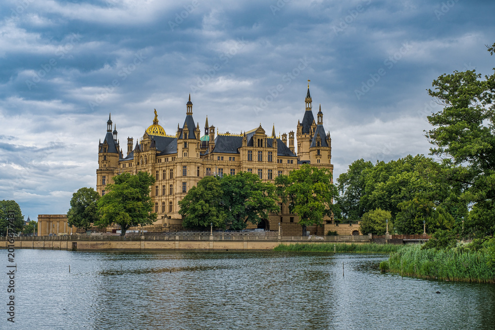 Obraz premium The magnificent castle in Schwerin, today the seat of the State Parliament of Mecklenburg-Western Pomerania.
