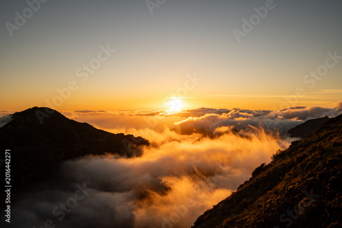 Photos breathtaking sunrise over mountain peaks with vibrant clouds in a serene golden