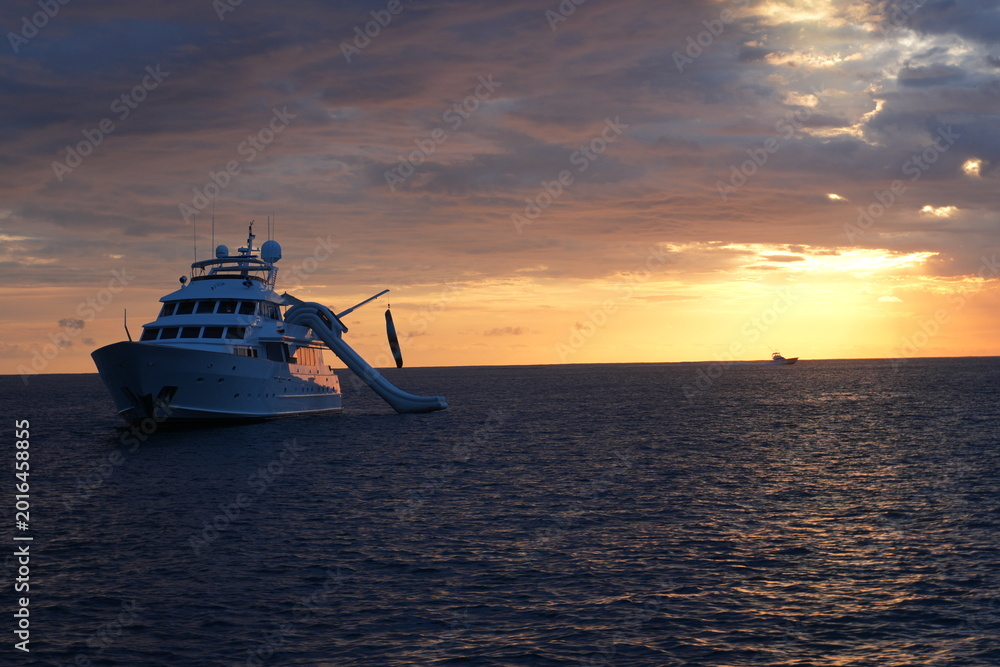 Obraz premium Sunset Yacht
