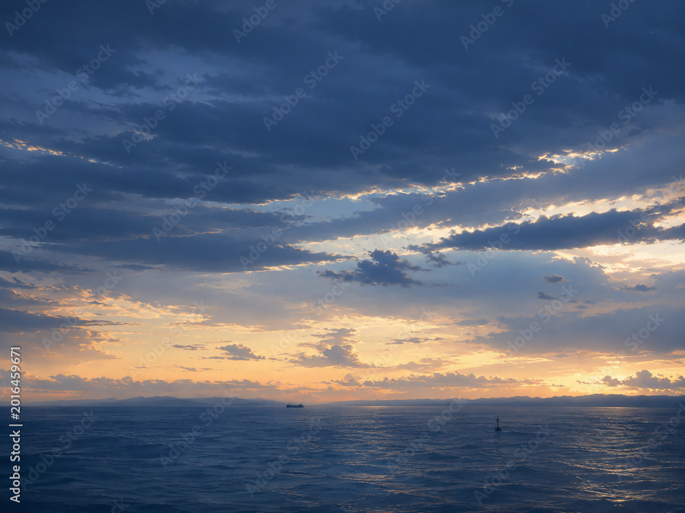 Obraz premium Cinematic Ocean Beneath a Cloudy Evening Sky