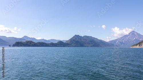 Foto Wide seascape view of Velyuchinskaya Bay with calm blue water, rugged volcanic m