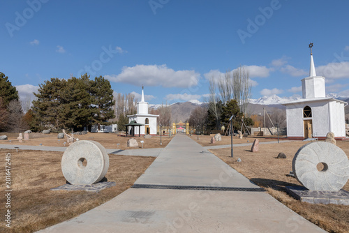 Foto Wide walkway through the Ruh Ordo cultural complex with small chapels, stone mon