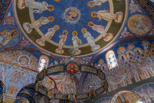 Foto Detailed view of painted Orthodox frescoes on the dome and walls with ornate chandelier inside the Church of St