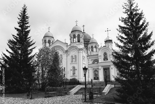 Canvas-taulu Black and white view of an Orthodox cathedral with onion domes and crosses, fram