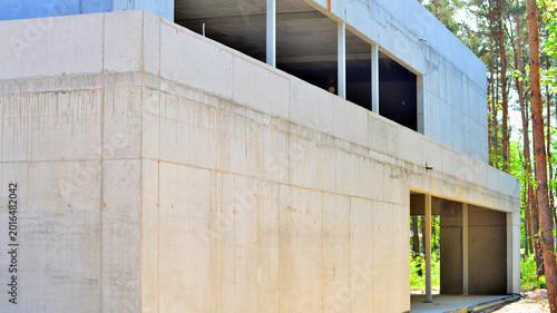 Foto An abandoned concrete building under construction surrounded by a forest