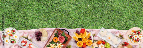 Fotografía Summer garden party or picnic food bottom border