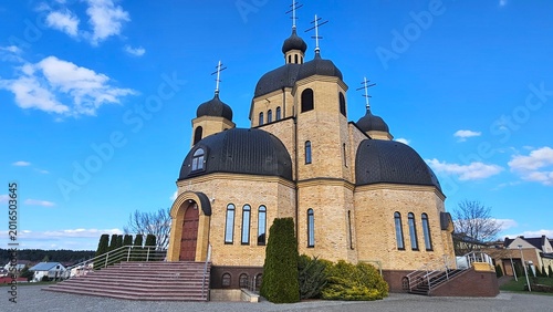 Obraz na płótnie Angled view of a modern brick Eastern Orthodox church building with black domes