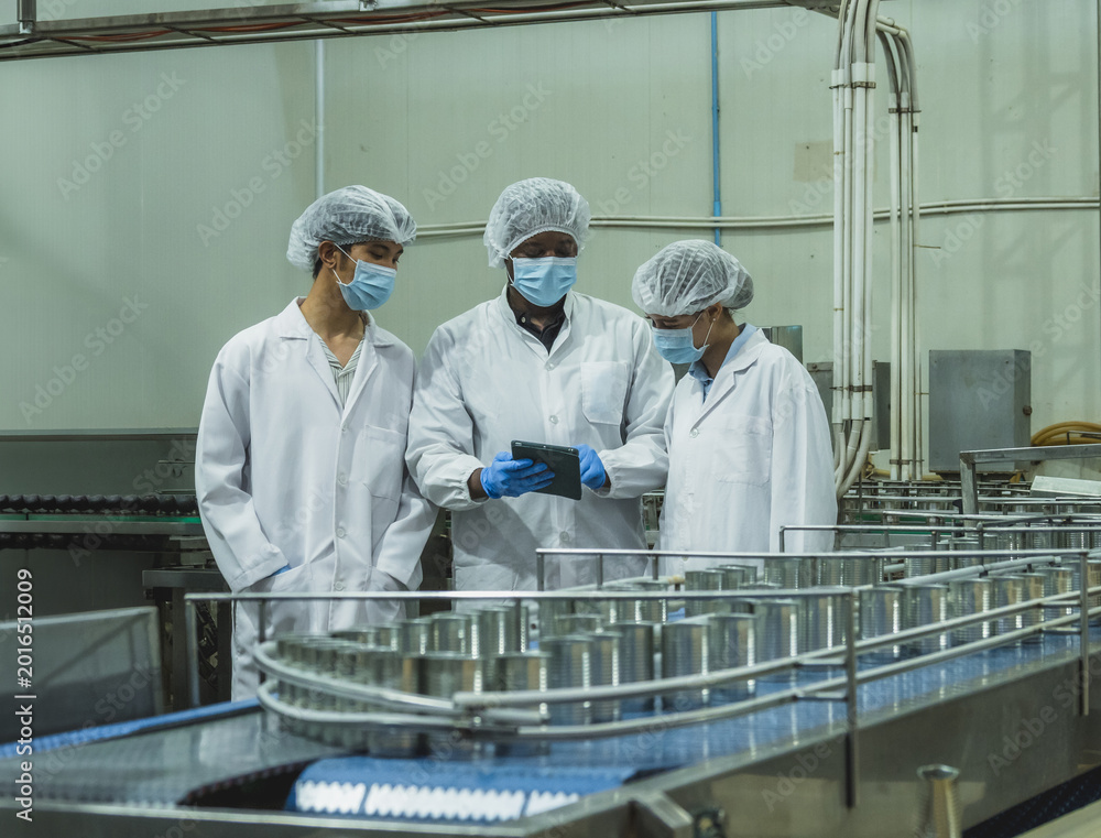 Ταπετσαρία Diverse engineers controlling food manufacturing with tablet