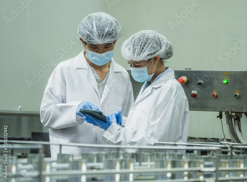 Canvas-taulu Engineers monitoring food production line with tablet