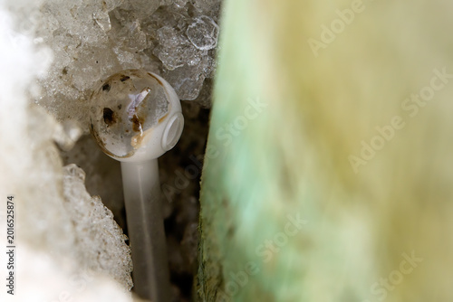 Foto Crack Pipe In A Snowbank Hole