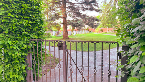 Φωτογραφία Natural green hedge cemetery boundary during peaceful seasonal maintenance perio