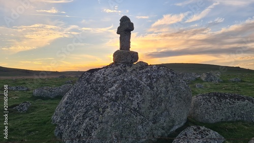 Cuadro en lienzo Une belle croix de mission en granit quelque part sur le plateau de l'Aubrac au